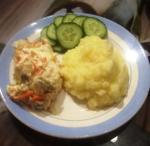 Нежный салат из рыбы с морковью и луком