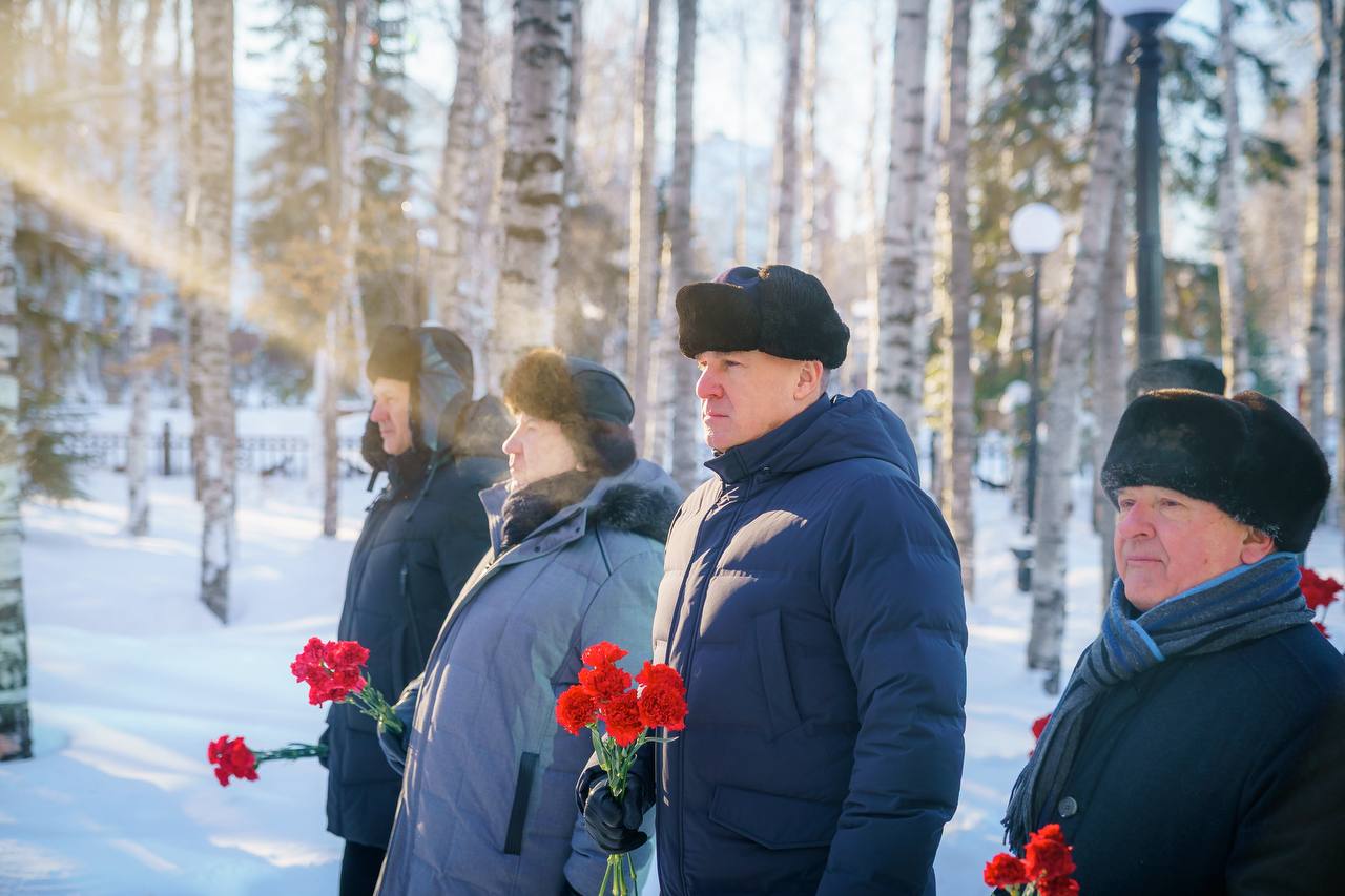 Югорчане почтили память защитников Отечества Югорчане почтили память защитников Отечества