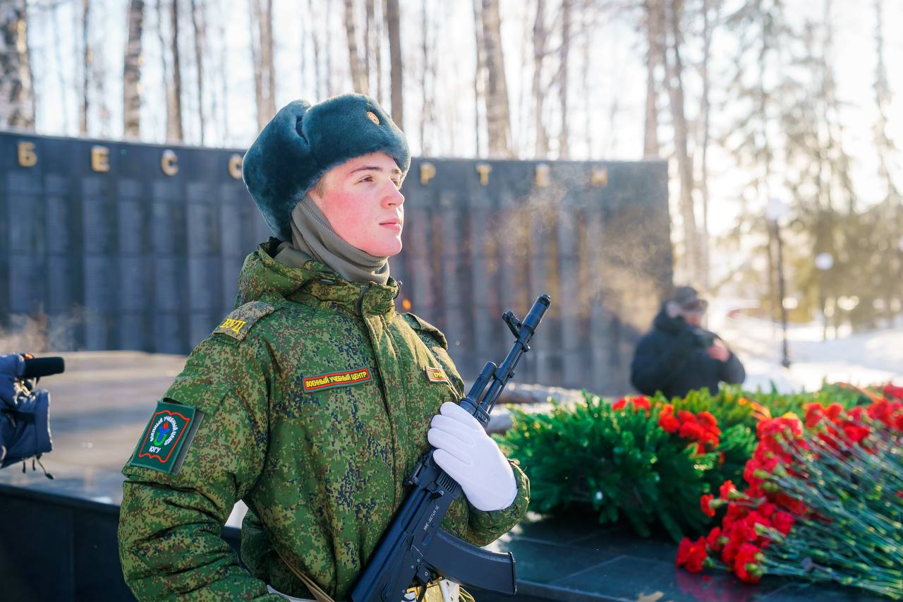 Югорчане почтили память защитников Отечества Югорчане почтили память защитников Отечества