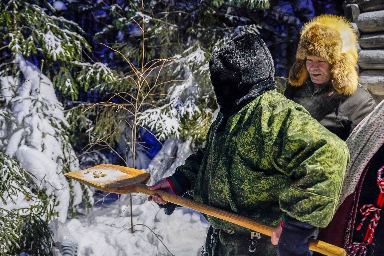 В Ханты-Мансийске угостили Луну: древний обряд провели ханты В Ханты-Мансийске угостили Луну: древний обряд провели ханты