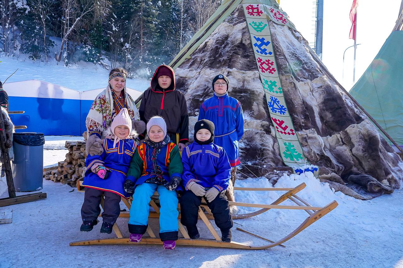 Больше ярких фотографий с гонок на оленьих упряжках в нашем фотоальбоме! Больше ярких фотографий с гонок на оленьих упряжках в нашем фотоальбоме!