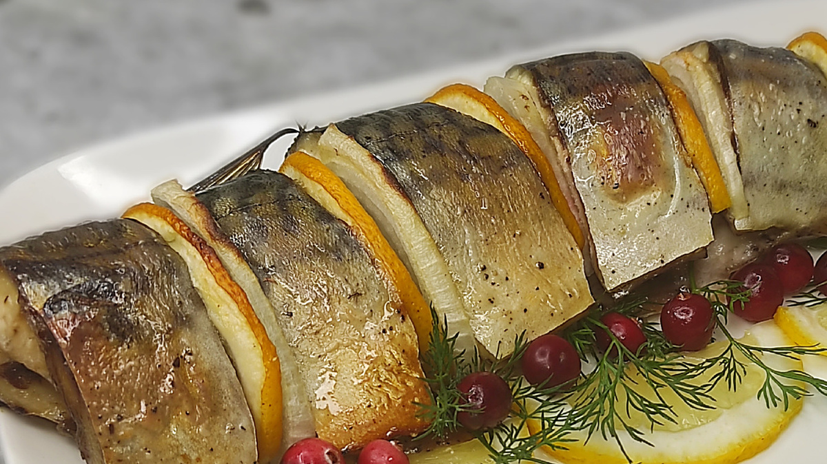 Нежная запечённая скумбрия с лимоном и луком, которую просто приготовить