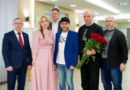 Депутаты думы города Ханты-Мансийска поздравили с началом весны жен участников СВО и многодетных мам