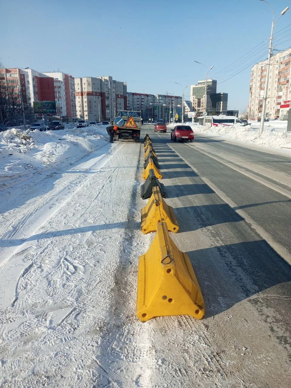 Для безопасности водителей перекрыта одна из полос дороги по проспекту Ленина