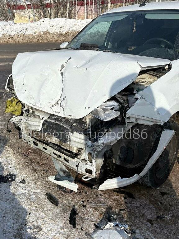 В Нижневартовске на перекрестке столкнулись два авто: есть пострадавший