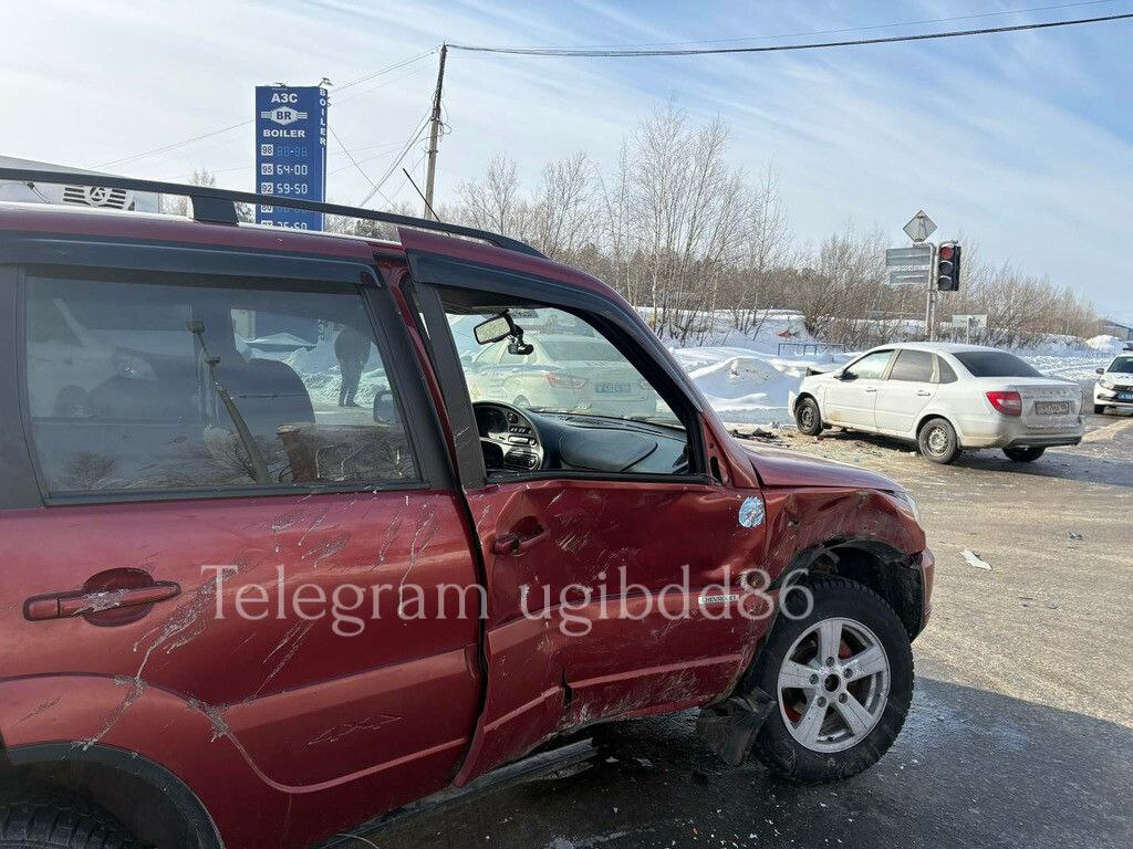 В Нижневартовске на перекрестке столкнулись два авто: есть пострадавший В Нижневартовске на перекрестке столкнулись два авто: есть пострадавший