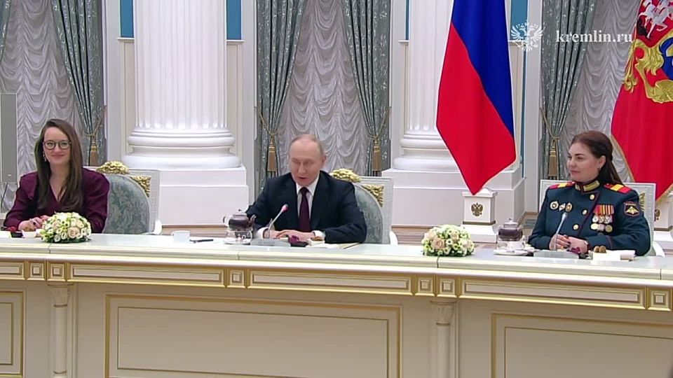 В преддверии 8 Марта Владимир Путин проводит в Кремле встречу с женщинами-военными, медиками, военкорами, представительницами рабочих и творческих профессий