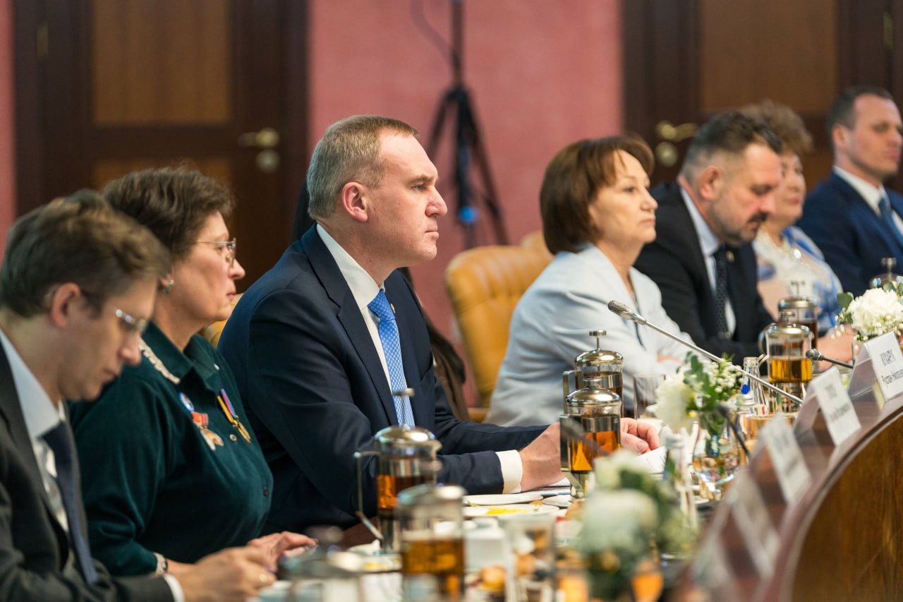 Губернатор Югры встретился с женами и матерями участников боевых действий Губернатор Югры встретился с женами и матерями участников боевых действий