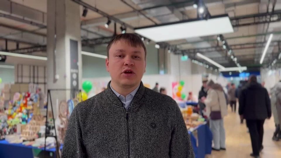 Шоколад, цветы из карамели и зефира, мед, молочная и мясная продукция, рыбные деликатесы - все это представлено на выставке местных товаропроизводителей «Сделано в НВ»