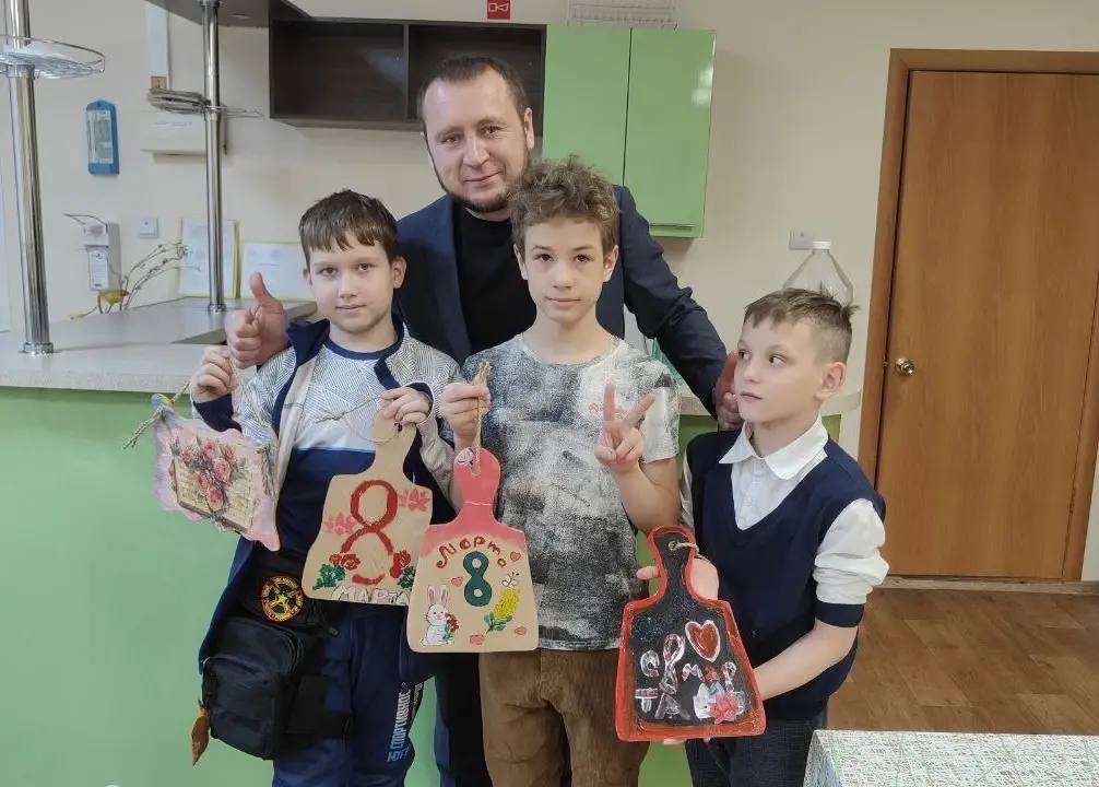 В Сургуте состоялся творческий мастер-класс для ветеранов боевых действий и семей погибших участников СВО В Сургуте состоялся творческий мастер-класс для ветеранов боевых действий и семей погибших участников СВО