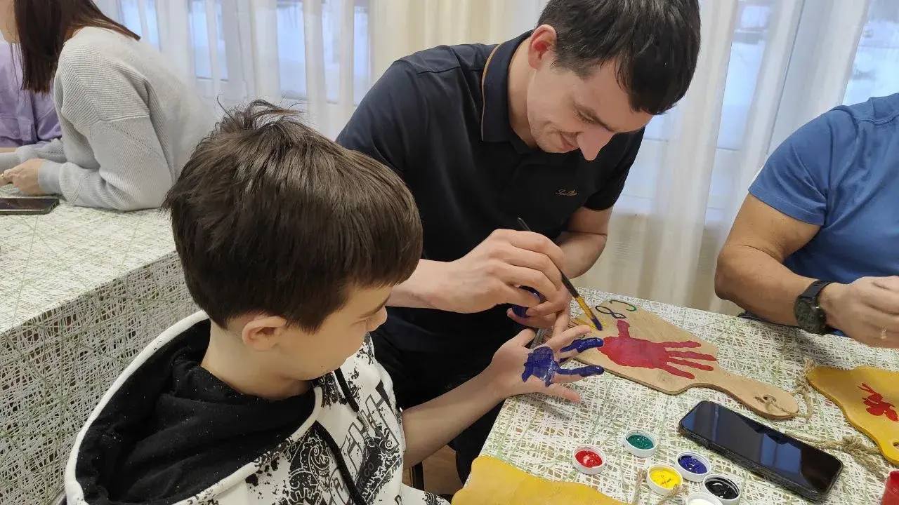 В Сургуте состоялся творческий мастер-класс для ветеранов боевых действий и семей погибших участников СВО В Сургуте состоялся творческий мастер-класс для ветеранов боевых действий и семей погибших участников СВО