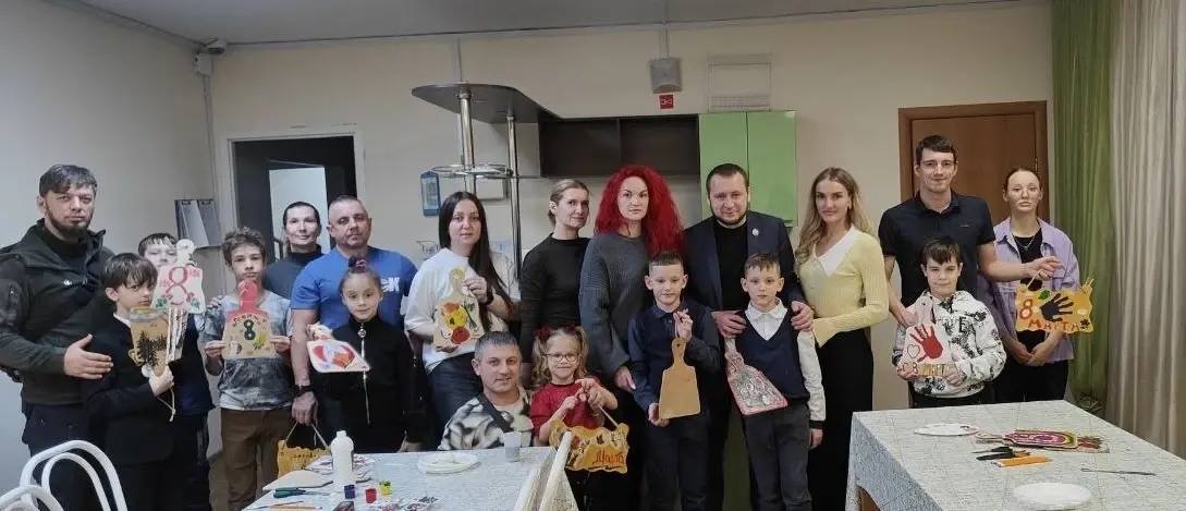 В Сургуте состоялся творческий мастер-класс для ветеранов боевых действий и семей погибших участников СВО