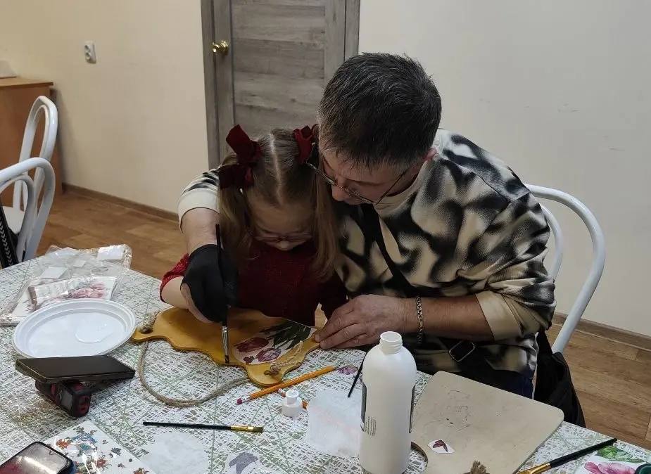 В Сургуте состоялся творческий мастер-класс для ветеранов боевых действий и семей погибших участников СВО В Сургуте состоялся творческий мастер-класс для ветеранов боевых действий и семей погибших участников СВО