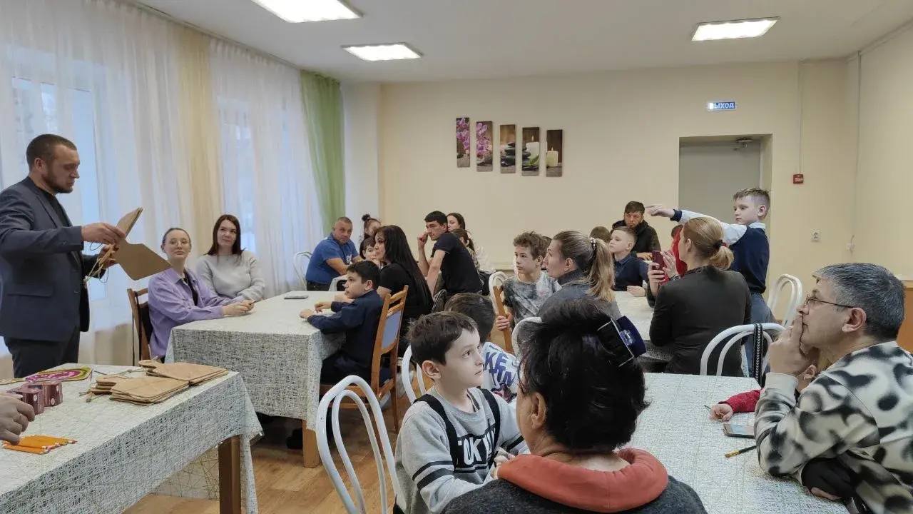 В Сургуте состоялся творческий мастер-класс для ветеранов боевых действий и семей погибших участников СВО В Сургуте состоялся творческий мастер-класс для ветеранов боевых действий и семей погибших участников СВО