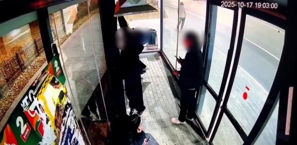 Установлена личность подростка, который повредил остановочный павильон в Сургуте