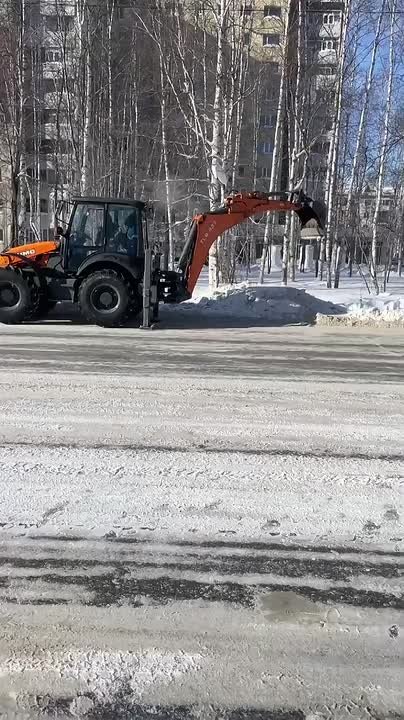 Первый признак весны - коммунальщики приступили к расчистке ливневки