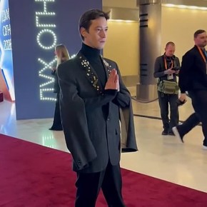 Молодой актер, звезда сериала «Комбинация» Владимир Канухин прошел по красной дорожке и покорил публику своим образом