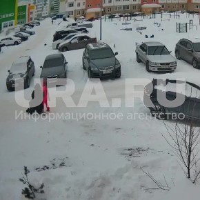 «Не кричи, тебя никто не спасет»: в Нижневартовске (ХМАО) женщина напала на восьмилетнюю девочку возле подъезда