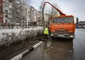 В Сургуте чистят ливнёвку для профилактики подтопления улиц