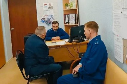 И.о. прокурора города Пыть-Яха Роман Титов в филиале Фонда «Защитники Отечества» провел личный прием участников специальной военной операции и членов их семей