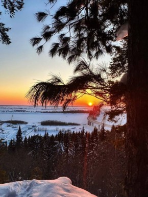 Солнце тонет за горизонтом в белоснежной Югре