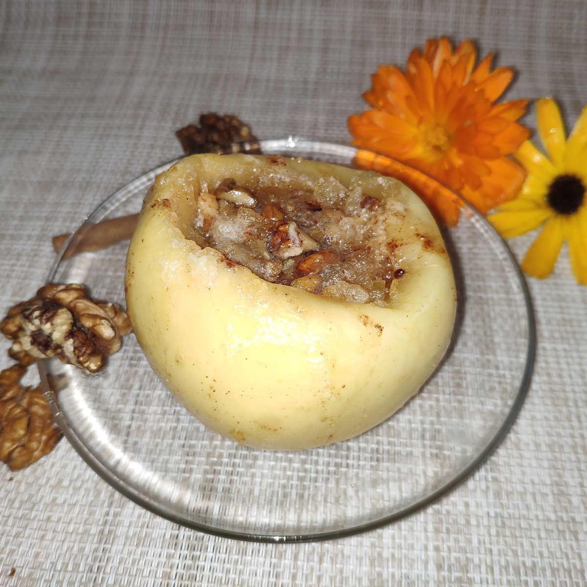 Печеные яблоки с медом, орехами и корицей: идеальный уютный десерт