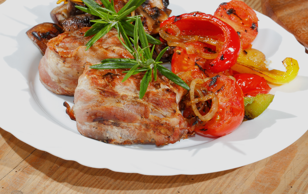 Гурман на ужин: как быстро приготовить медальоны из свинины с жареным перцем