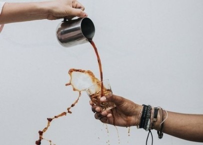 Почему кофе оказывается на одежде? Научный взгляд на проблему