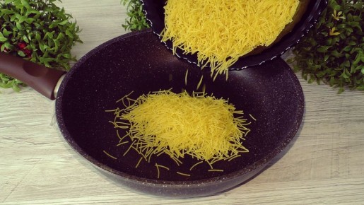 Ужин за 30 минут: легкая жареная вермишель с фаршем для всей семьи