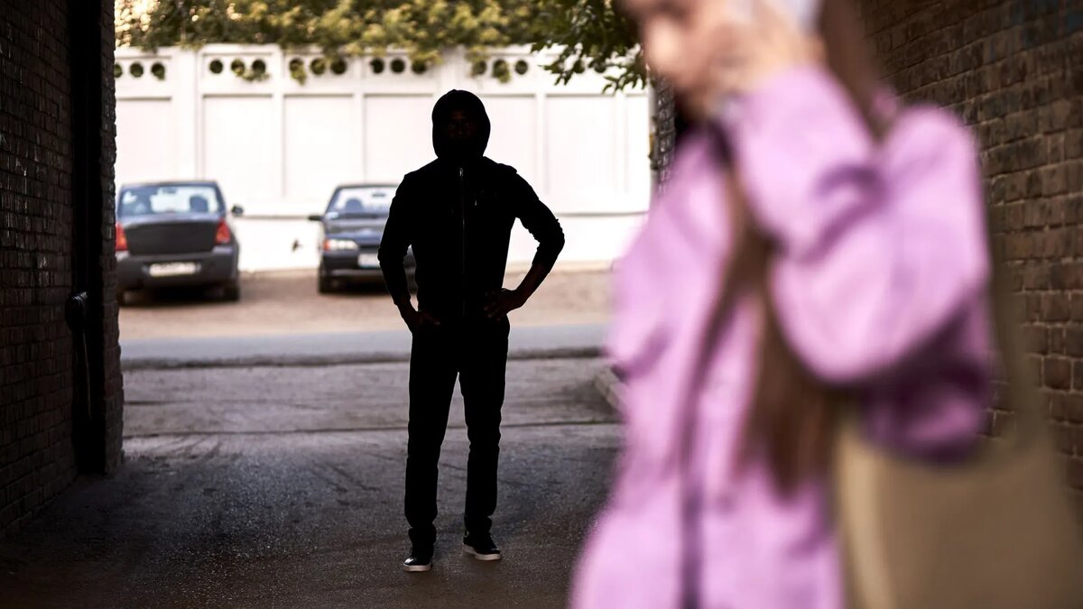 Как защититься от навязчивого поклонника: советы юриста в 2026 году