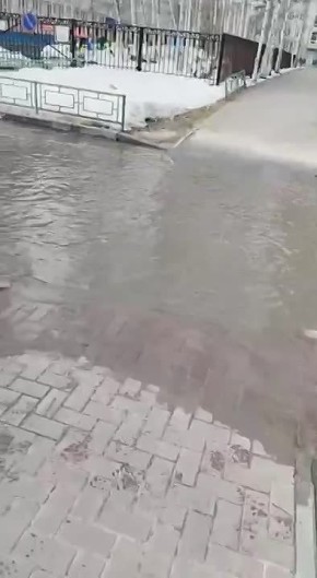 Лужа по пояс у школы №11. Вартовчане рассказали в этот водоем уже провалился ребенок: