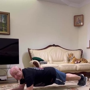 Три минуты в планке в неполные 70 лет: так самый счастливый мэр России из ХМАО Маненков провел сегодняшний Всемирный день здоровья