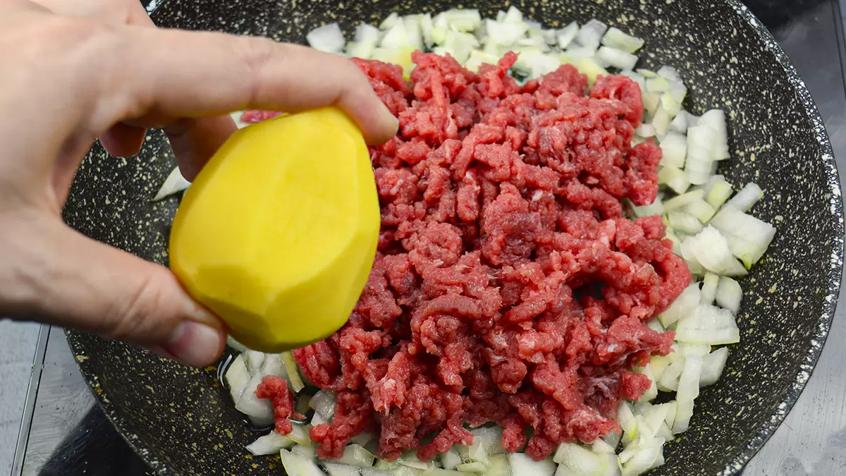 Как приготовить сытный ужин за 175 рублей: картофельные гнезда с фаршем