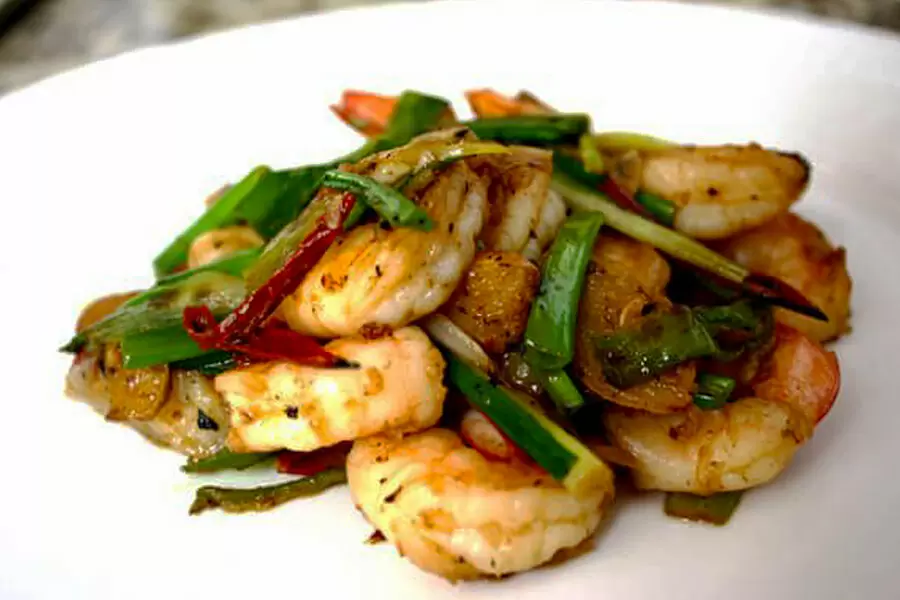 Вкусные креветки с зеленым луком и имбирем
