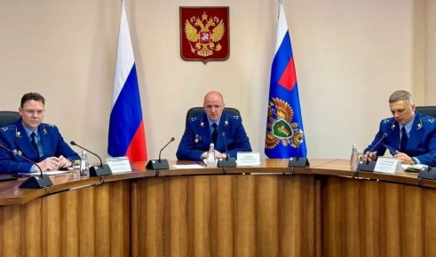 Сегодня под председательством прокурора автономного округа Дмитрия Попова состоялось заседание коллегии прокуратуры, посвященное состоянию законности при рассмотрении уголовных дел судами региона
