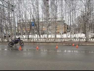 Подросток на питбайке не справился с управлением и врезался в бордюр