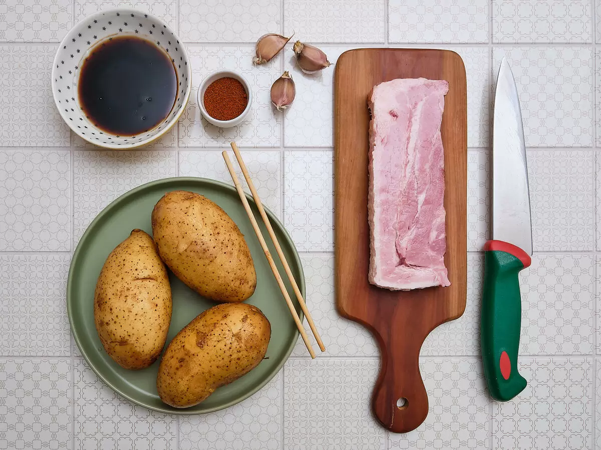 Картошка-гармошка с ветчиной и сметанным соусом: простой семейный рецепт