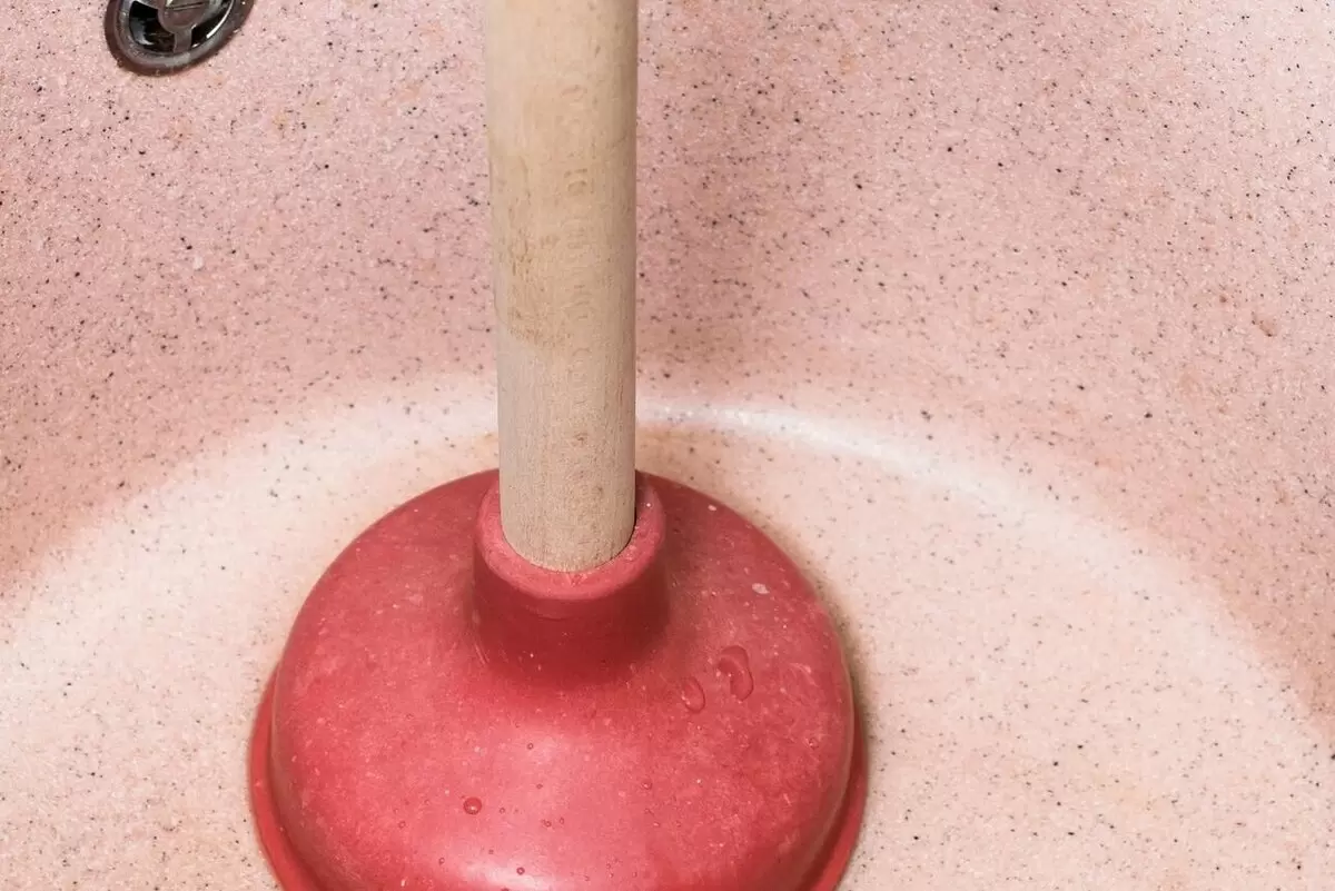 Как быстро очистить раковину от засоров без сантехника