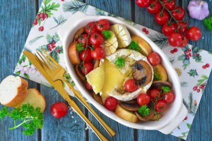 Нежный бри с багетом и томатами: блюдо для истинных гурманов