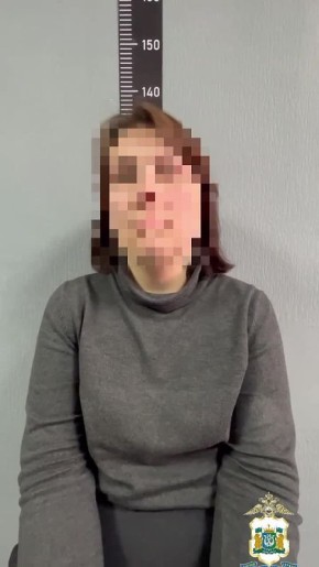 В ХМАО задержали курьершу-аферистку, которая помогала зарабатывать на смерти участников СВО