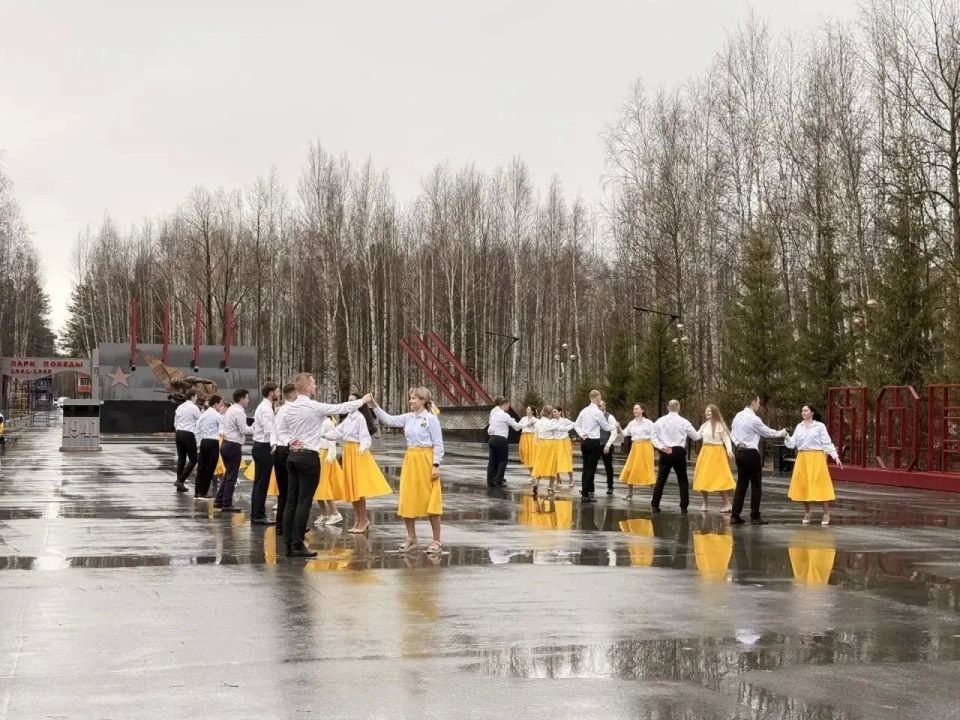 Доброе утро, Нижневартовск! В преддверии Дня Великой Победы сотрудники АО «Самотлорнефтегаз» провели памятную акцию у мемориала «Воинам-землякам, погибшим в годы Великой Отечественной войны 1941-1945 гг.» Доброе утро, Нижневартовск! В преддверии Дня Великой Победы сотрудники АО «Самотлорнефтегаз» провели памятную акцию у мемориала «Воинам-землякам, погибшим в годы Великой Отечественной войны 1941-1945 гг.»