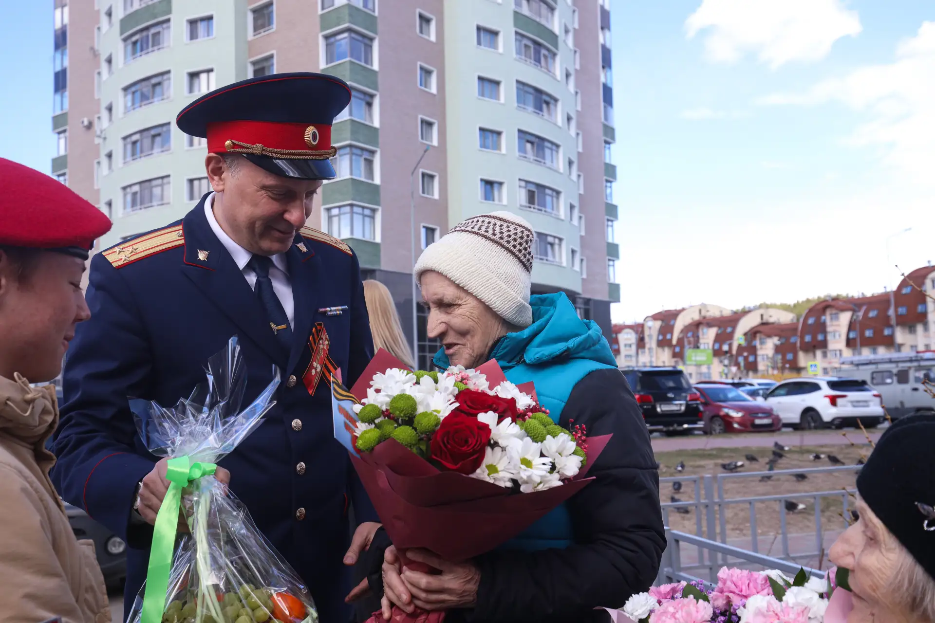 Руководитель следственного управления Михаил Викторович Мокшин совместно с представителями администрации города Ханты-Мансийска, военного комиссариата, ветеранами специальной военной операции, учащимися Гимназии № 1 и... Руководитель следственного управления Михаил Викторович Мокшин совместно с представителями администрации города Ханты-Мансийска, военного комиссариата, ветеранами специальной военной операции, учащимися Гимназии № 1 и...
