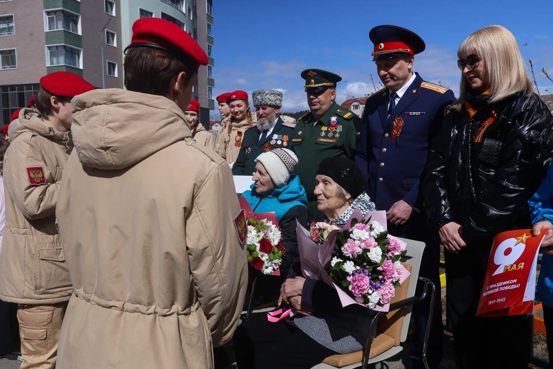 Руководитель следственного управления Михаил Викторович Мокшин совместно с представителями администрации города Ханты-Мансийска, военного комиссариата, ветеранами специальной военной операции, учащимися Гимназии № 1 и... Руководитель следственного управления Михаил Викторович Мокшин совместно с представителями администрации города Ханты-Мансийска, военного комиссариата, ветеранами специальной военной операции, учащимися Гимназии № 1 и...