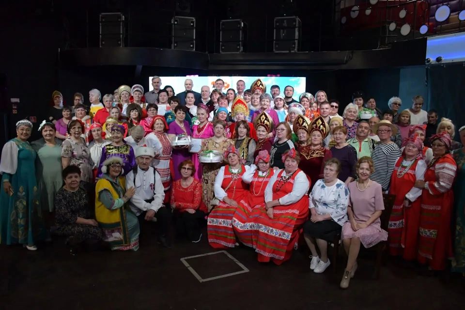 Хоровой коллектив ТОС № 33 «Северяночка из Сургута» вернулся с регионального фестиваля-конкурса людей старшего поколения «Многоликий Первомай» с призовым местом Хоровой коллектив ТОС № 33 «Северяночка из Сургута» вернулся с регионального фестиваля-конкурса людей старшего поколения «Многоликий Первомай» с призовым местом
