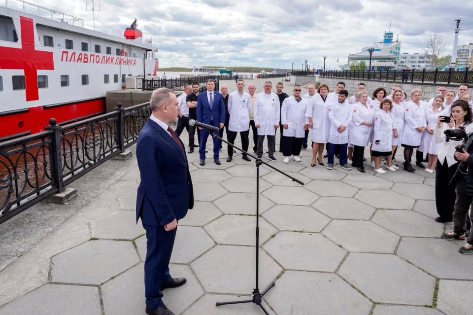 Новая югорская плавполиклиника отправилась в первый рейс