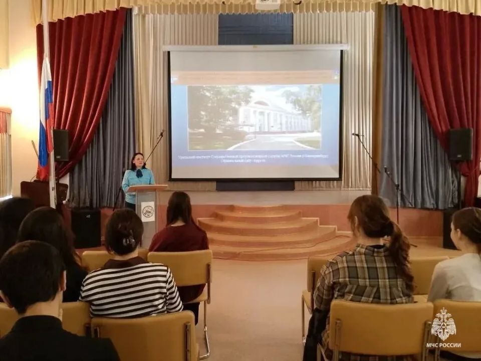 Будущие абитуриенты узнали о профессии пожарного и перспективах службы в МЧС России