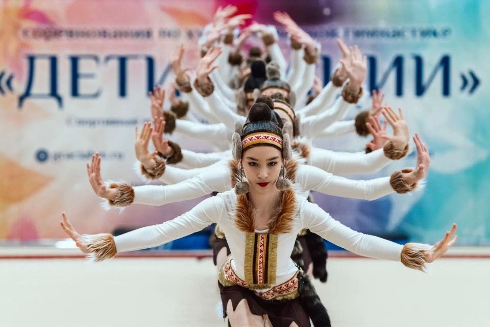 10 лет назад в Ханты-Мансийске произошло знаковое событие для развития одного из самых изящных и зрелищных видов спорта: распахнула свои двери первая аккредитованная частная спортивная школа по художественной гимнастике... 10 лет назад в Ханты-Мансийске произошло знаковое событие для развития одного из самых изящных и зрелищных видов спорта: распахнула свои двери первая аккредитованная частная спортивная школа по художественной гимнастике...