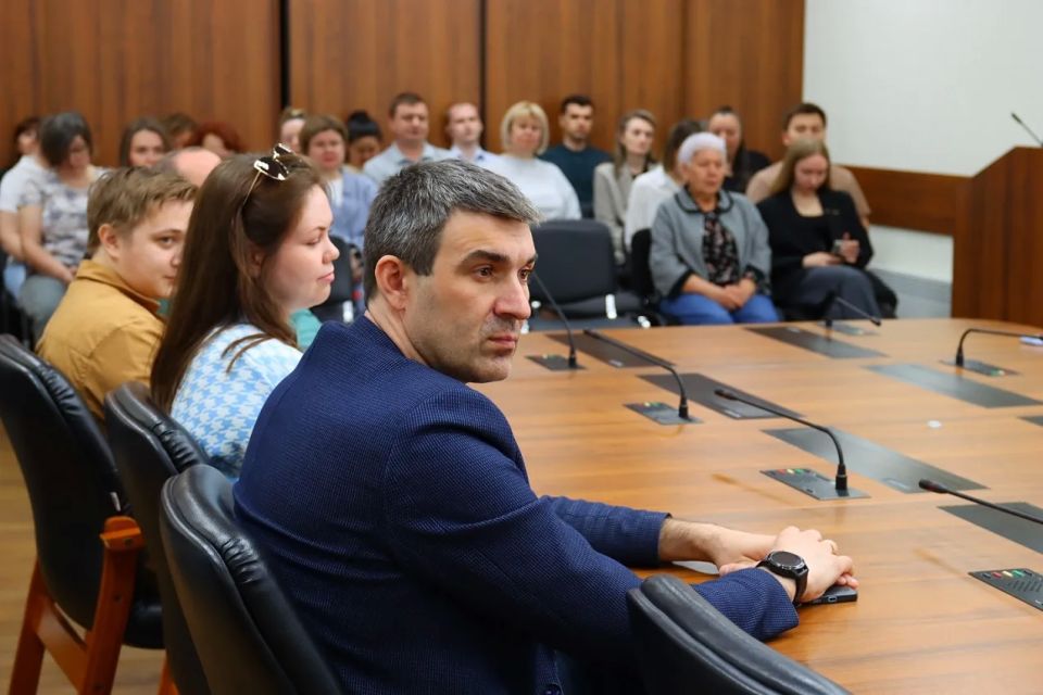 В Ханты-Мансийске полицейские вместе с общественниками проводят встречи в трудовых коллективах по профилактике мошенничества В Ханты-Мансийске полицейские вместе с общественниками проводят встречи в трудовых коллективах по профилактике мошенничества