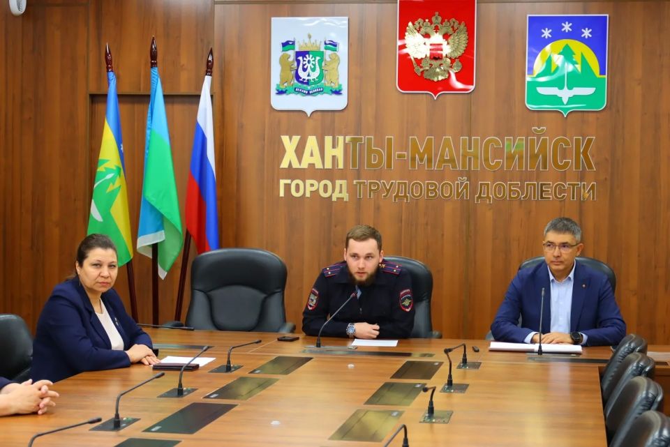 В Ханты-Мансийске полицейские вместе с общественниками проводят встречи в трудовых коллективах по профилактике мошенничества