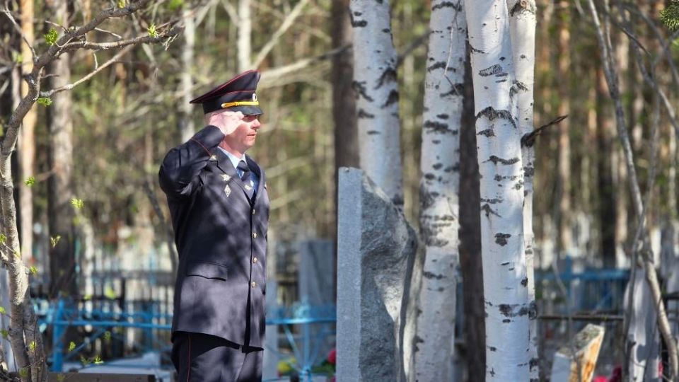 Рабочий визит начальника УМВД России по ХМАО–Югре генерал-майора полиции Сергея Ветохина в г. Сургут: напутствие молодым сотрудникам и память о героях Рабочий визит начальника УМВД России по ХМАО–Югре генерал-майора полиции Сергея Ветохина в г. Сургут: напутствие молодым сотрудникам и память о героях